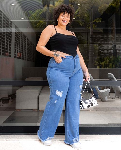 Calça Jeans Feminina Plus Size Wide Leg com Rasgos e Barra Desfiada 29019 Média