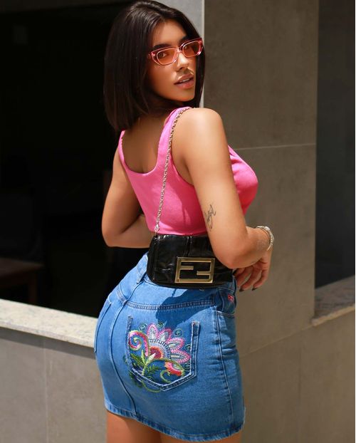 Mini Saia Jeans Feminina com Rasgos e Bordado Traseiro 21694 Média