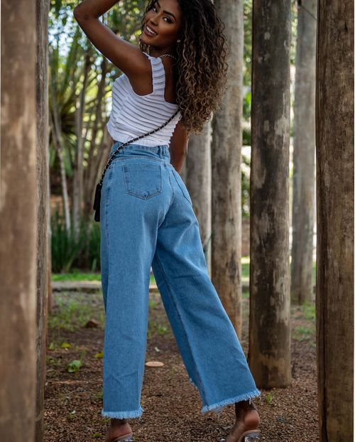 Calça Jeans Feminina Cropped Flare com Barra Desfiada e Rasgos  21721 Média Rasgada