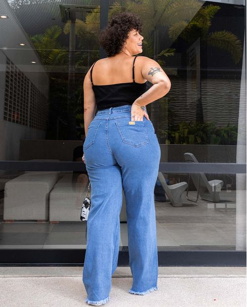 Calça Jeans Feminina Plus Size Wide Leg com Rasgos e Barra Desfiada 29019 Média