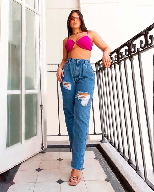 Calça Jeans Feminina Mom Rasgada com Bordado Traseiro  21692 Média