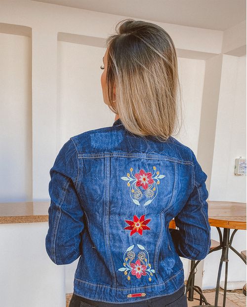 Jaqueta Jeans Feminina Escura com Bordado Floral Nas Costas 13609 Unica