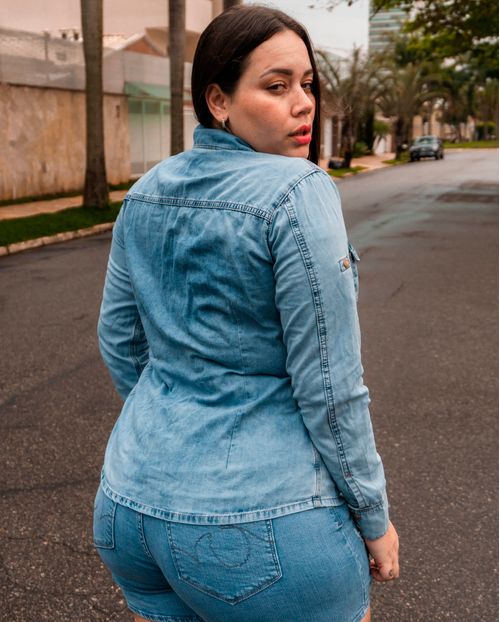 Camisa Jeans Feminina Plus Size com Lavagem Sky 15542 Unica