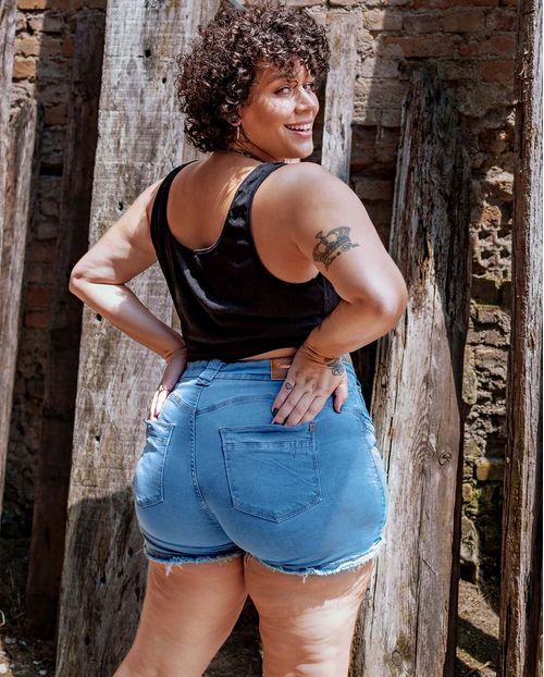Shorts Jeans Feminino Plus com Barra Desfiada e Passantes Largos  21586 Clara