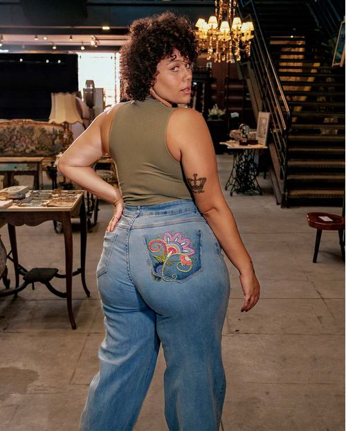 Calça Jeans Feminina Wide Leg Plus Size com Elastano e Bordado Traseiro 21696 Clara