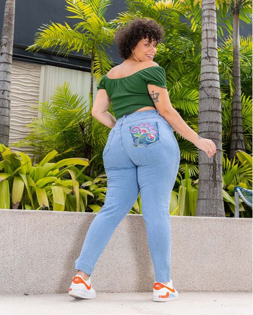 Calça Jeans Feminina Plus Size Mom com Bordado Traseiro  21695 Clara