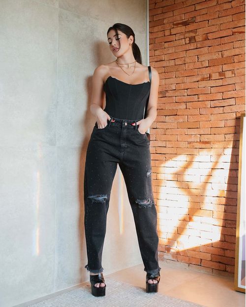 Calça Jeans Feminina Mom com Aplicação de Strass e Rasgos Na Perna  21460 Preto