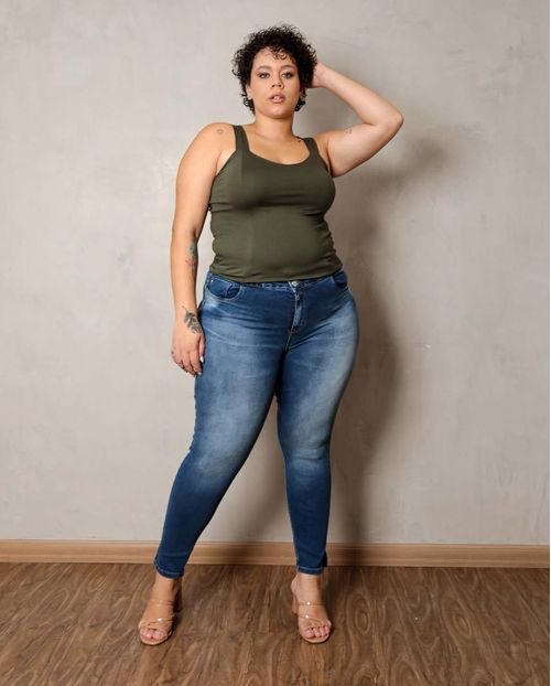Calça Jeans Feminina Skinny Plus Size Escura com Cós Largo e Abertura Lateral Na Barra 21192 Unica