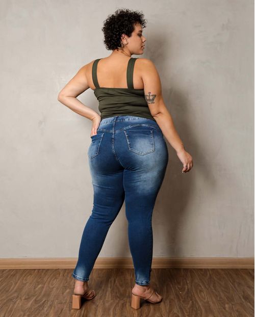 Calça Jeans Feminina Skinny Plus Size Escura com Cós Largo e Abertura Lateral Na Barra 21192 Unica