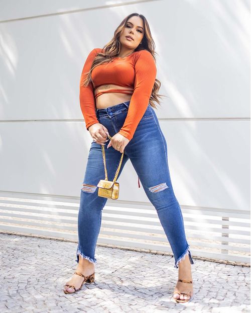 Calça Jeans Feminina  Plus Size Skinny com Barra Desfiada Irregular  21900 Escura
