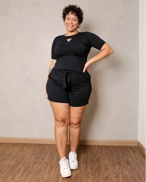 Conjunto Feminino Plus  Moletinho Consciência Blusa Manga Curta + Shorts , Coleção Moletinho -90093 Preto