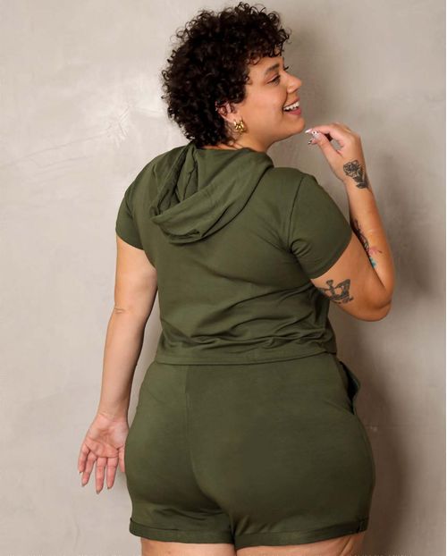 Conjunto Feminino Plus Moletinho Consciência Blusa Manga Curta com Capuz+ Shorts , Coleção Moletinho -90091 Verde