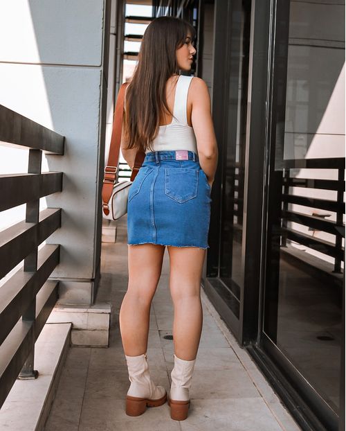 Mini-Saia Jeans Feminina com Abertura Na Barra 21111 Média