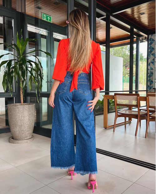 Calça Jeans Feminina Cropped Flare com Barra Desfiada 20183 Médio/escuro