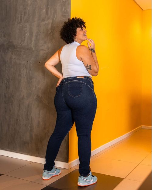 Calça Jeans Feminnina Skinny Plus Size com Cós Transpassado 21577 Escura Rasgada