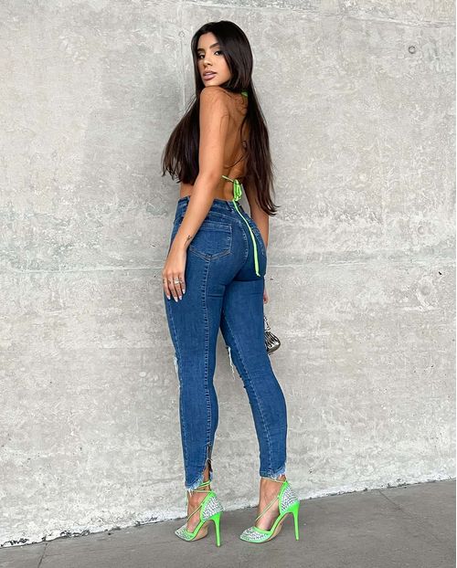 Calça Jeans Feminina  Hot Pants Média com Botões Revestidos e Ziper Traseiro   21350 Escura