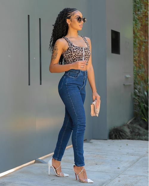 Calça Jeans Feminina Mom com Botões Revestidos Escura   00222 Escura