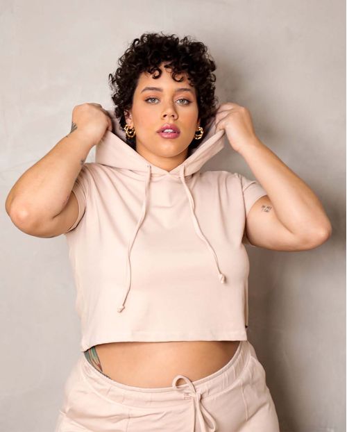Conjunto Feminino Plus Moletinho Consciência Blusa Manga Curta com Capuz+ Shorts , Coleção Moletinho -90091 Bege