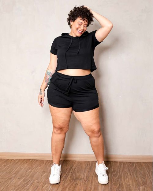 Conjunto Feminino Plus Moletinho Consciência Blusa Manga Curta com Capuz+ Shorts , Coleção Moletinho -90091 Preto
