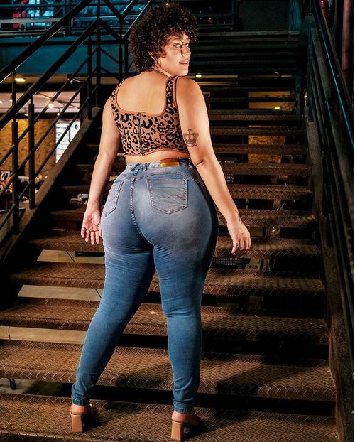 Calça Jeans Feminina Skinny Plus com Rasgos e Puídos 21582 Média Rasgada