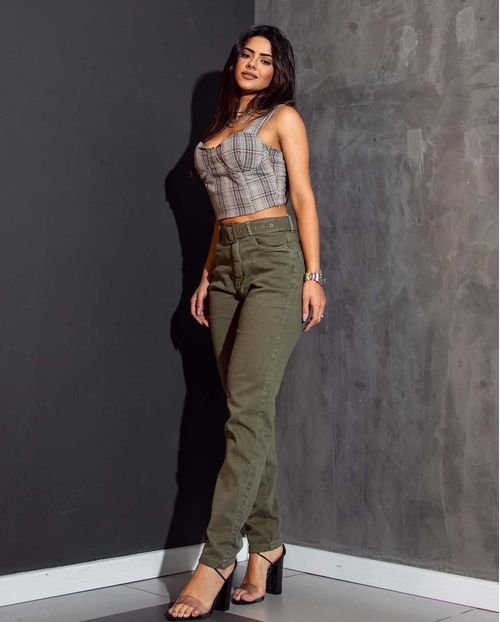 Calça Feminina Mom com Cinto e Fivela Revestido  00227 Verde Militar