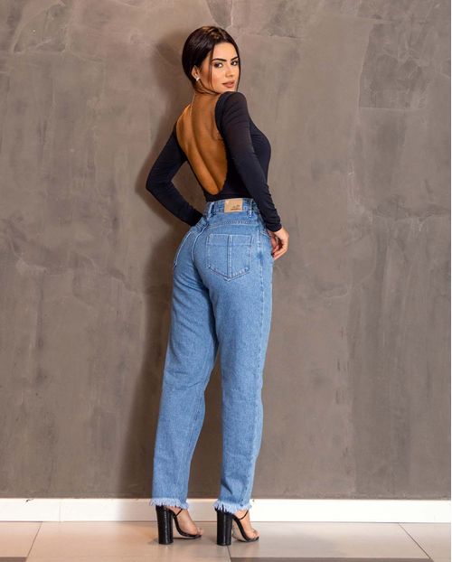 Calça Jeans Feminina Mom com Recorte Na Perna e Barra Desfiada  21934 Média