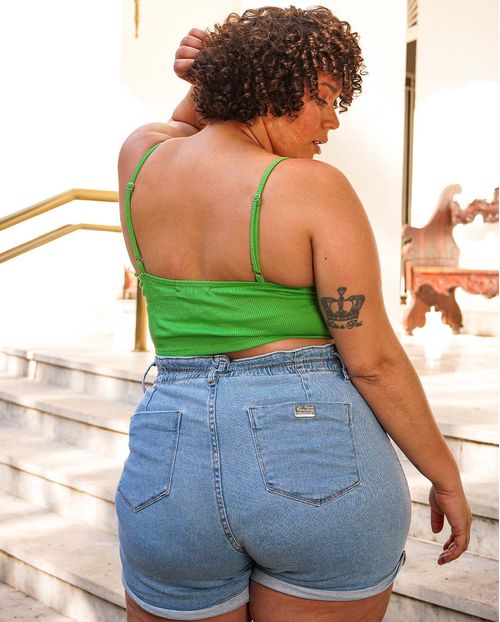 Shorts Jeans Feminino Plus com Elástico No Cós e Puidos Na Perna  21428 Clara