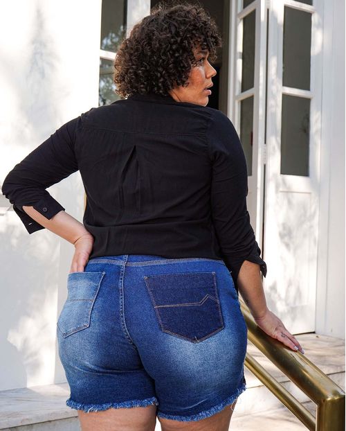 Shorts Jeans Fem Plus Size com Abertura Lateral Na Barra Desfiada  21322 Escura