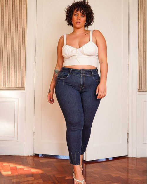 Calça Jeans Feminina Skinny Plus Size com Nervuras No Bolso e Na Barra a Fio 22141 Escura
