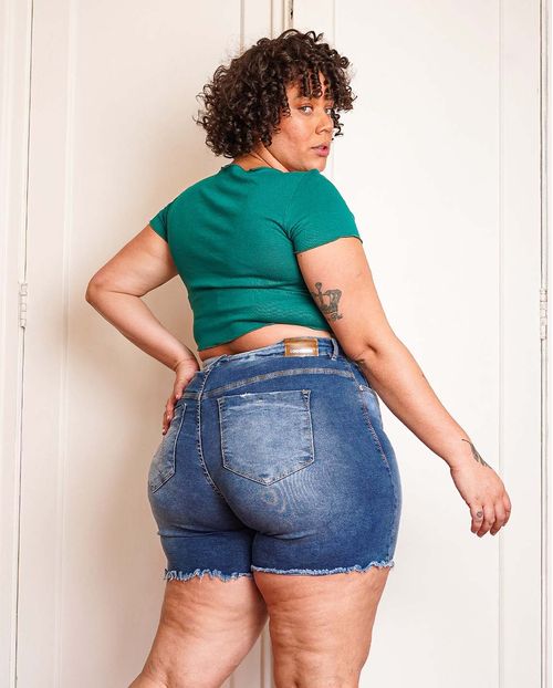 Shorts Jeans Feminino Plus  com Barra Desfiada  21588 Escura