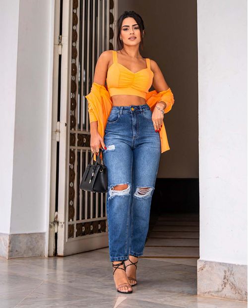 Calça Jeans Feminina Mom com Bordado Traseiro e Rasgos Na Perna   22055 Escura