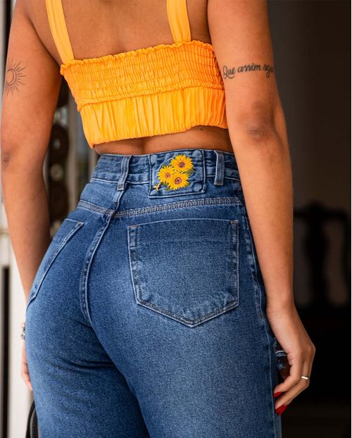 Calça Jeans Feminina Mom com Bordado Traseiro e Rasgos Na Perna   22055 Escura