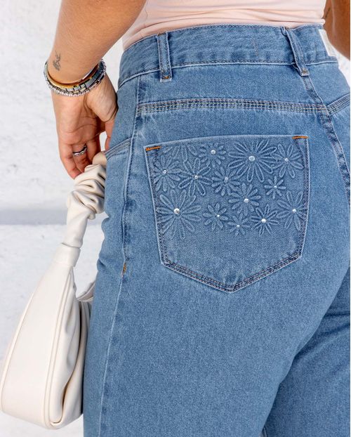 Calça Jeans Feminina Mom com Silicone  e Strass Nos Bolsos   22067 Média