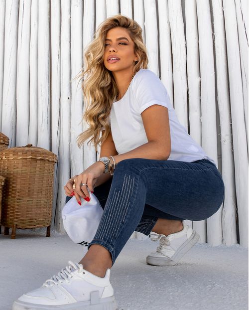 Calça Jeans Feminina Intermediaria com Strass Na Barra   22103 Escura