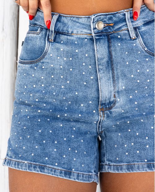 Shorts Jeans Feminino Mom com Aplicação de Stras Frontal e Abertura Lateral Na Barra 21723
 Média