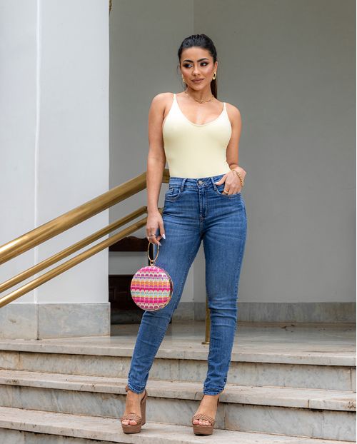 Calça Jeans Feminina Intermediaria com Barra Irregular  22236 Média