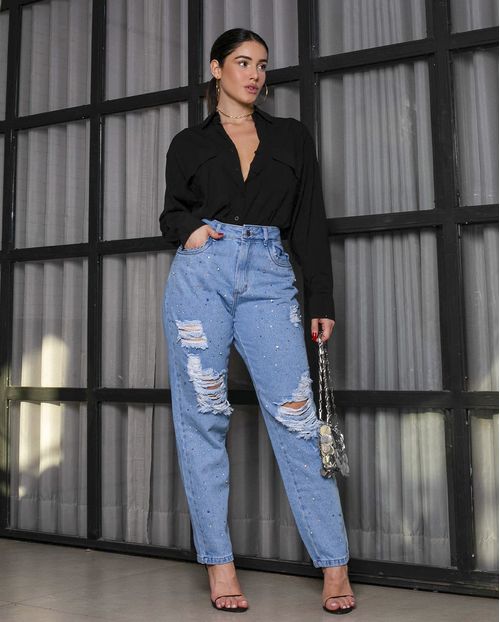 Calça Jeans Feminina Mom com Aplicação Colorida e Rasgos Na Perna 22351 Média