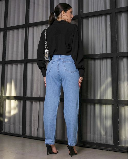 Calça Jeans Feminina Mom com Aplicação Colorida e Rasgos Na Perna 22351 Média