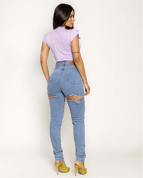 Calça Jeans Feminina Mom com Rasgo Abaixo do Quadril   00250 Média