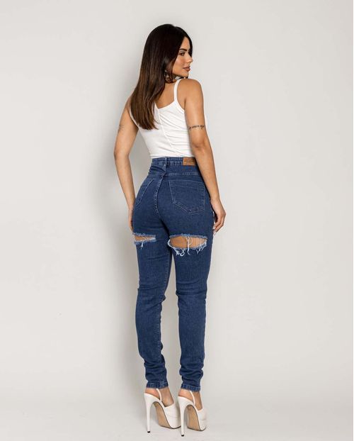 Calça Jeans Feminina Mom com Rasgo Abaixo do Quadril   00250 Escura