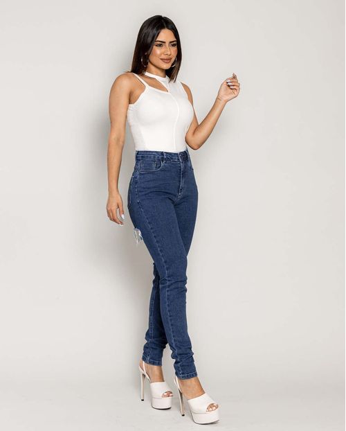 Calça Jeans Feminina Mom com Rasgo Abaixo do Quadril   00250 Escura