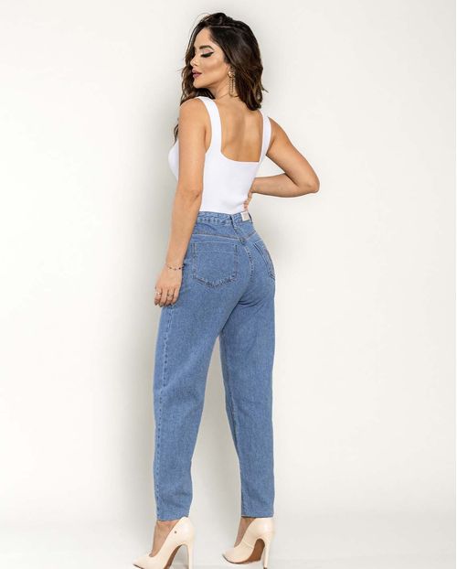 Calça Jeans Feminina Mom com Bordado de Borboleta e Barra a Fio   22068 Média