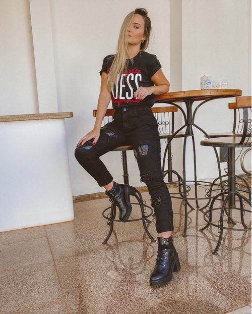 Calça Feminina Boyfriend  Lais Consciência Jeans com Detalhe de Patch Paetê Na Pernacoleção Fashion 14938 Unica
