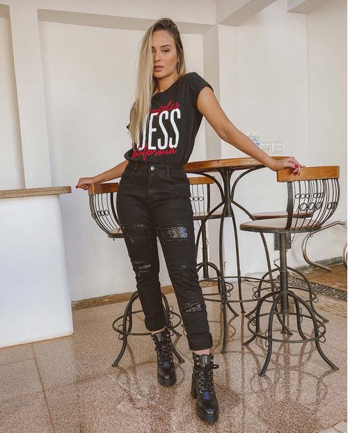 Calça Feminina Boyfriend  Lais Consciência Jeans com Detalhe de Patch Paetê Na Pernacoleção Fashion 14938 Unica