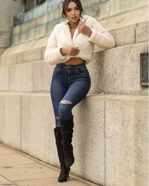 Calça Jeans Femnina Intermediaria com Rasgo No Joelho 21024 Escura