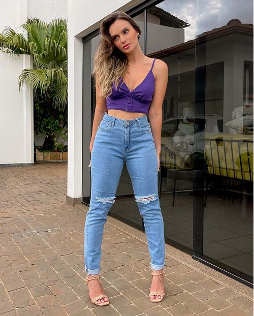 Calça Jeans Feminina Mom Básica com Elastano e Rasgo No Joelho  00208 Média Rasgada
