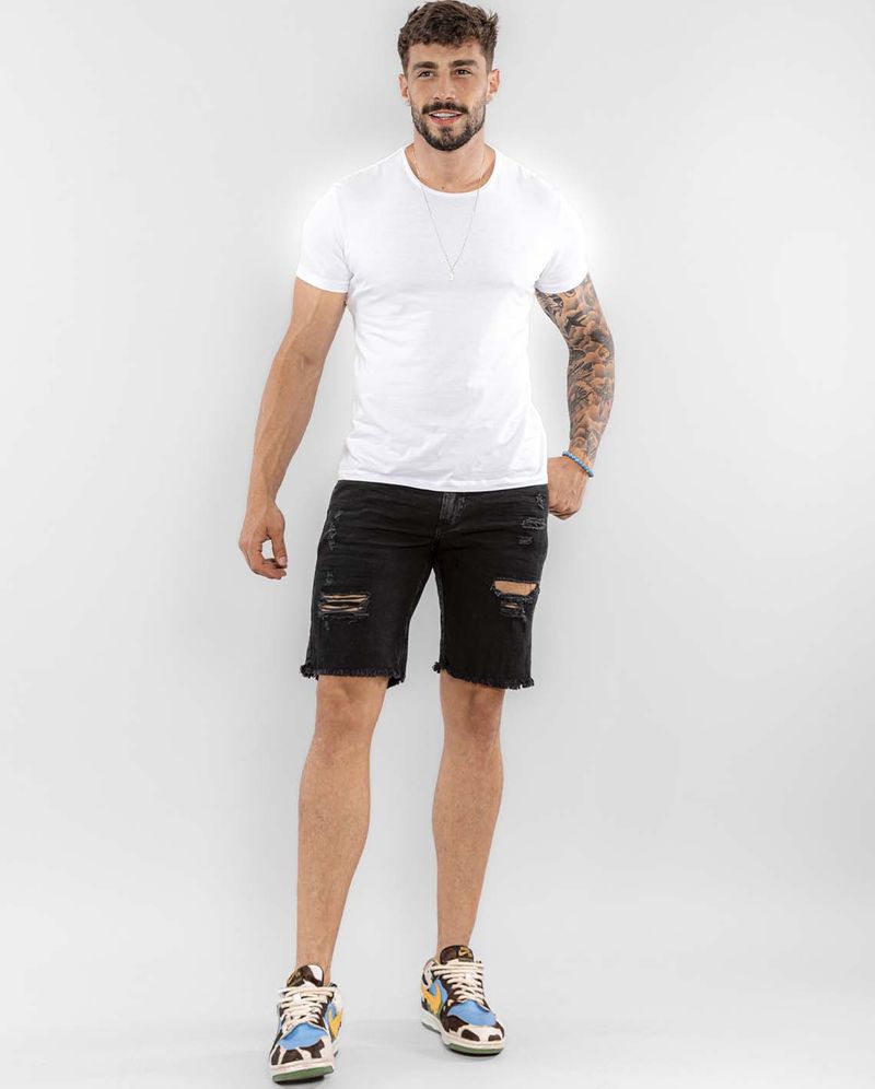 qul terlagan oyoqlarini yalaydi