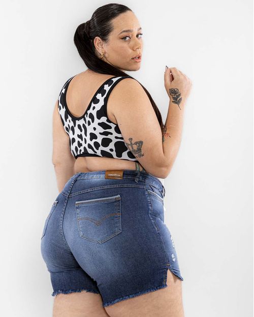 Shorts Jeans Feminino Plus Rope com Detalhe Na Boca Dos Bolsos e Abertura Lateral Na Barra  22405 Escura