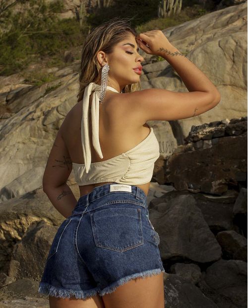 Shorts Jeans Feminino Boyfriend com Aplicação e Abertura Lateral Na Barra Desfiada  22392 Escura