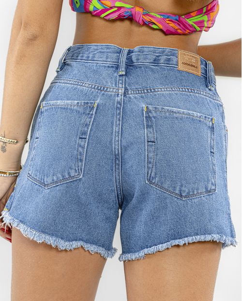 Shorts Jeans Feminino Mom com Botões Na Vista e Abertura Lateral Na Barra Desfiada 22541 Média